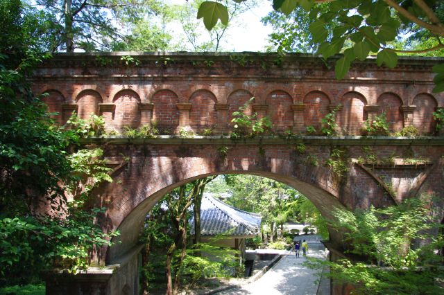 階段を登り、南禅院の前へ。寺院内を通過する橋は異質ながら趣があります。