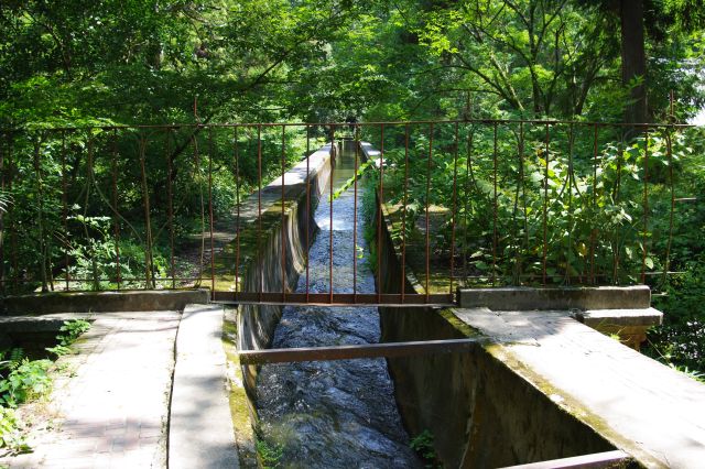 水路閣の上に登る。今も水が流れている現役の水路です。