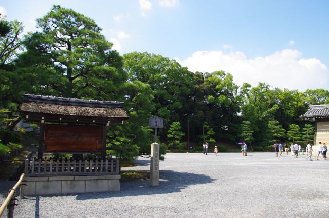 東大手門をくぐると砂利道の城内。南側の石垣は高木が生い茂る。