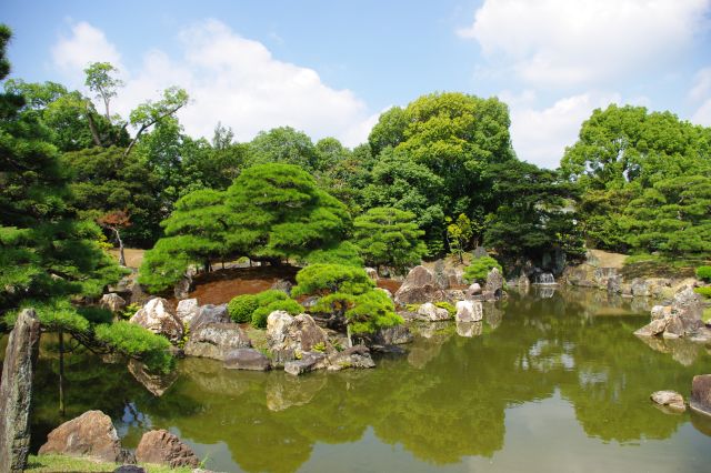 御殿の西側に沿う形で美しい庭園が続いていきます。