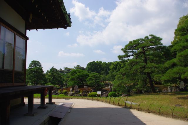 御殿の黒書院と庭園。暑さの中ようやく日陰に。