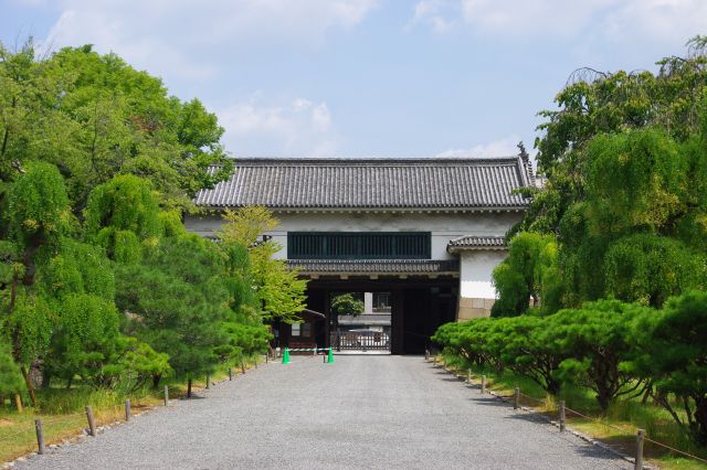 北大手門を横目に東大手門付近へ戻る。とても暑い中歩いたので休憩所で休憩、そしてし修復の募金をしました。