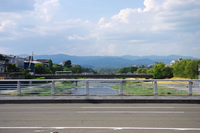 北側は山並みがきれいに連なる。