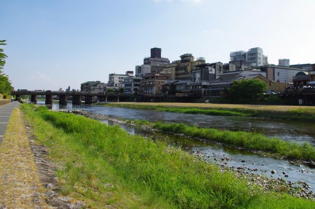 川沿いの歩道へ降りる。暑いので川に入りたい。