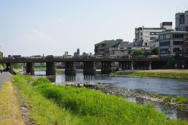 交通量の多い三条大橋。