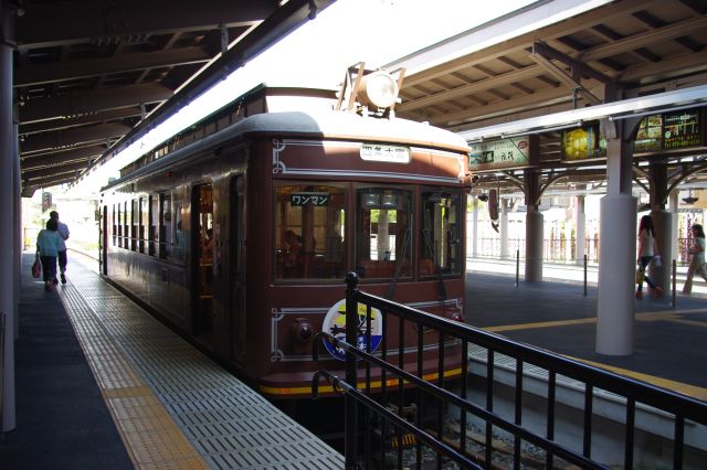 京福電鉄（通称：嵐電・らんでん）の嵐山駅。レトロ風な電車に乗ってきました。