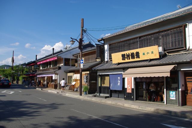 駅前の通りは京都らしい商店が立ち並びにぎわいます。渡月橋に行く前に天龍寺へ行きます。