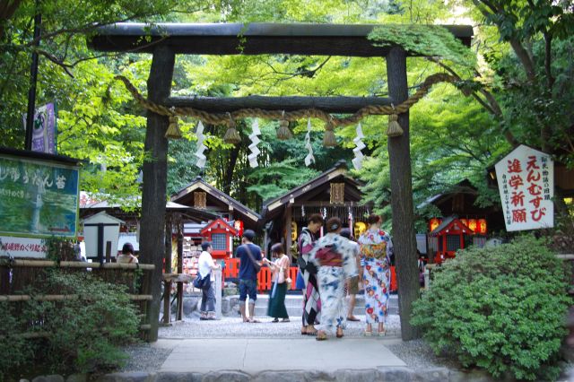 縁結びの野宮（ののみや）神社はにぎわう。