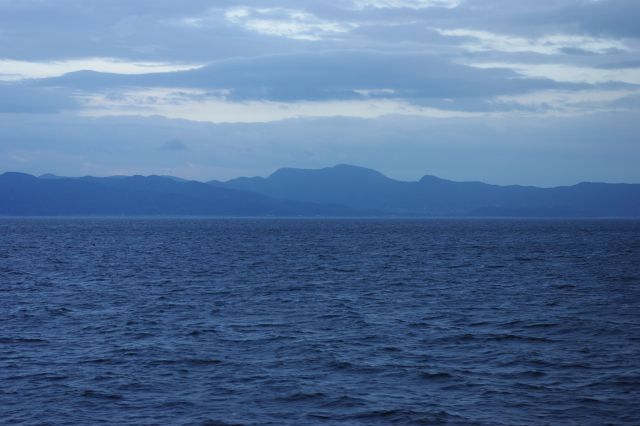 湾の周囲には何重にも重なるきれいな山並みが続きます。