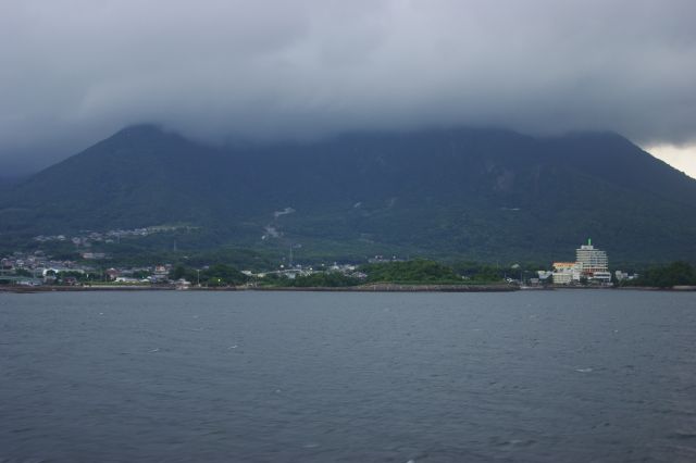 雲に隠れる眉山・天狗山。本当に大きな山です。