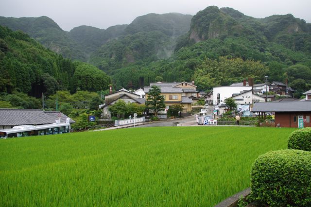 山里風景の大川内山（おおかわちやま）へ到着。水田の先に窯元が集まっています。