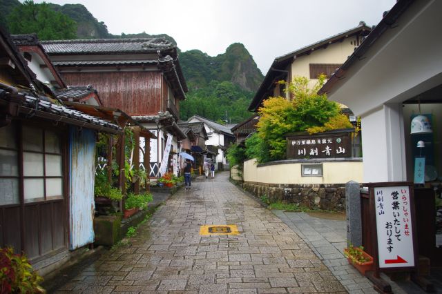 伊万里焼や、風鈴等が売られているお店が並びます。