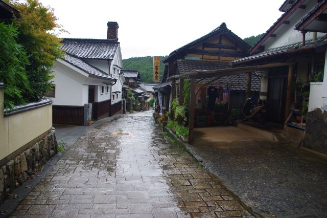 雨の中の静かな窯元の風景。