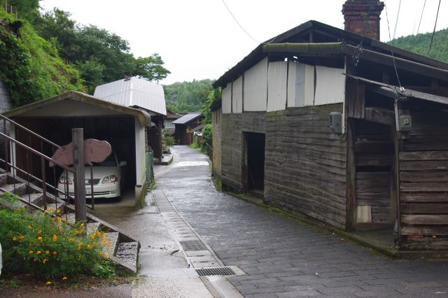 橋の先にあった古い窯元。