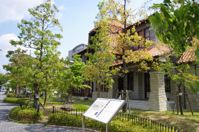 二葉館は大正時代の邸宅を移築した展示施設。歩道側は心地よい緑があふれる。