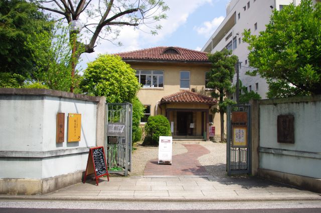 撞木（しゅもく）町筋という通りを西に進むと閑静な住宅街の中に撞木館（しゅもくかん）があります。陶磁器商の井元為三郎が建てた邸宅。