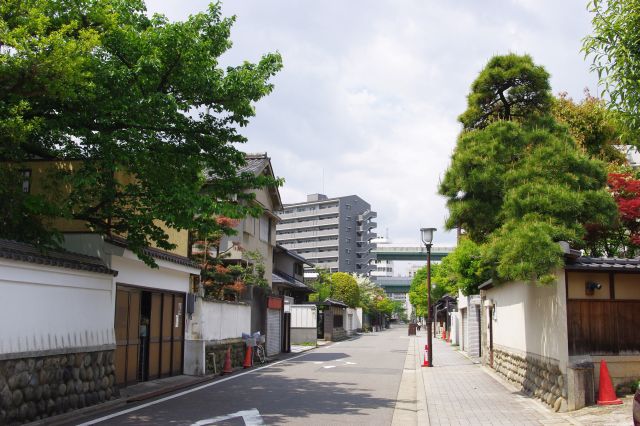 西側へ。名前の通り白い壁が並ぶ通り。マンションも混在していますが歴史的な情景を味わえます。