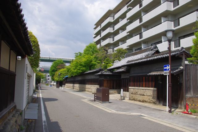 旧豊田家の門がマンションの前に横たわる。