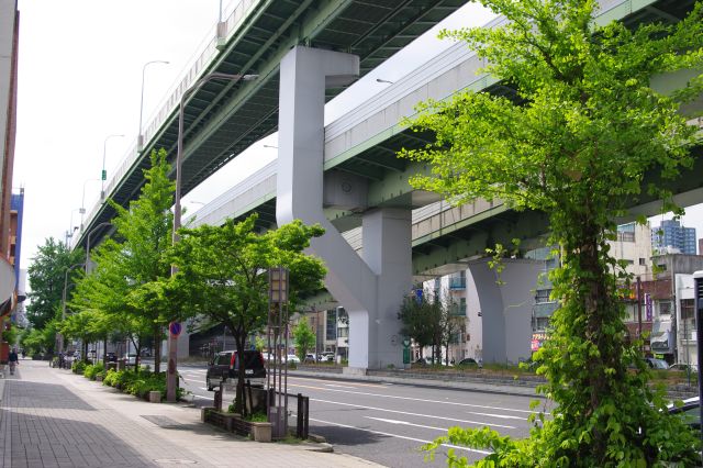 文化のみちから国道を渡り直進します。