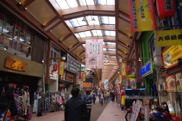 通りの様子。どのお店も人が多くどこで食べるか迷って歩く。