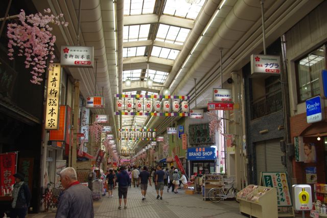 商店街には雑貨屋、和食店、洋食店、古着屋、外国のお店など非常に多彩。