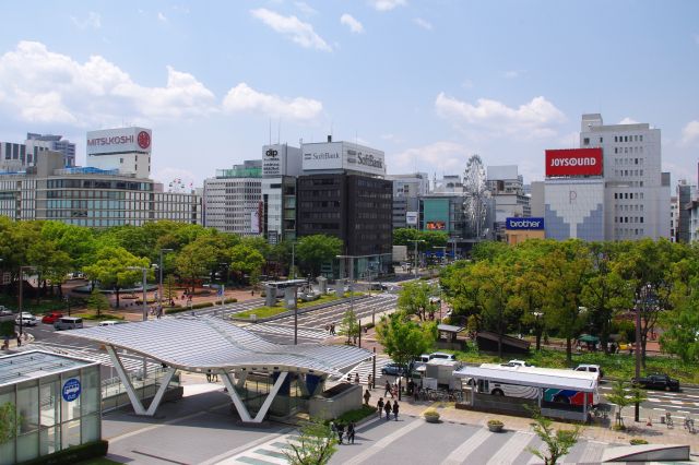 錦通方向は緑あふれる久屋大通と繁華街が眺められます。車や公園のBGMが聞えてきます。サンシャイン栄の観覧車が目を引く。