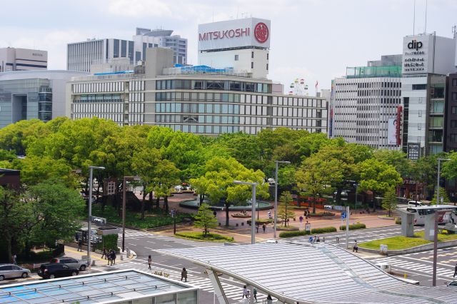 久屋大通の南側。「希望の泉」という噴水と、南方には開放的な公園とデパート群が続いています。