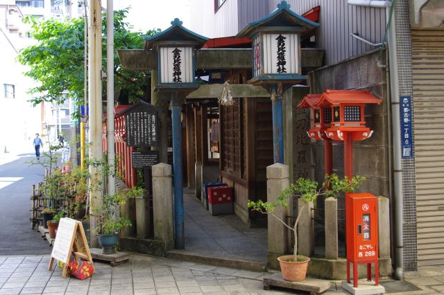 朝のためか人はまばらで静か。一角に小さな金刀比羅神社。