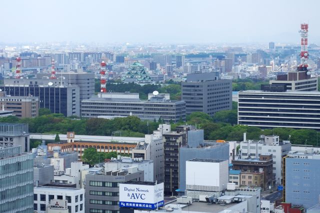 北北西には緑に囲まれた名古屋城。