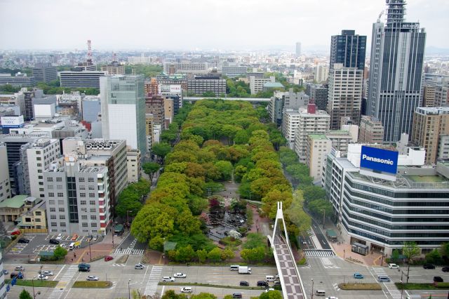 北側、久屋大通の北部、通りの周りには大きい建物がいくつか。