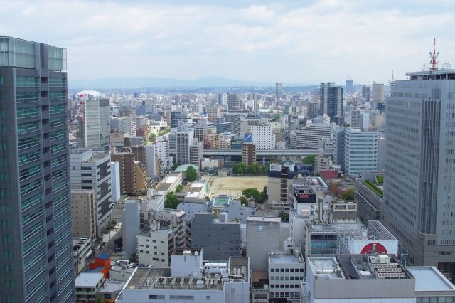 東側、遠くの山並みまで市街地が幅広く続いています。