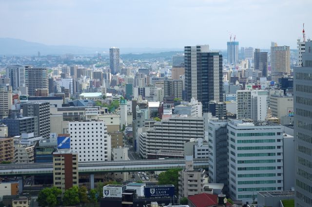 東南東方向、新栄町、千種方面。比較的大きなビルが多いです。