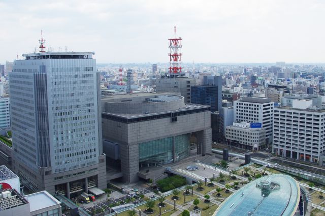 東南方向。愛知芸術館やオアシス21が見える。