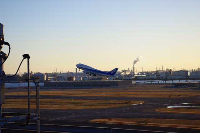 轟音と共に飛行機が次々と飛んでいきます。背景には京浜工業地帯。