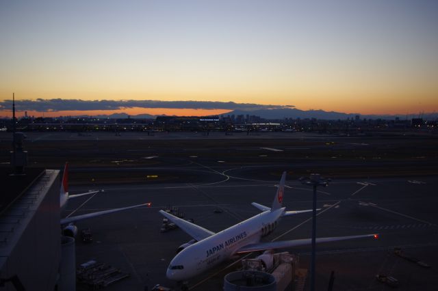 夕焼け空と空港。