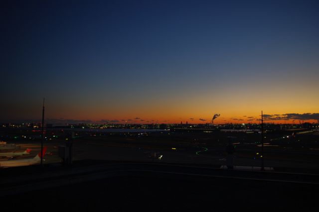 夕焼け空から夜空へのダイナミックなグラデーション。