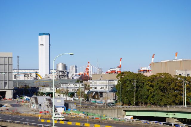 歩道橋上からお台場方面を眺める。工業風景の先にレインボーブリッジと東京スカイツリーが同じ方向に見えました！