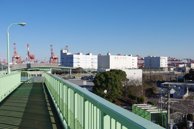 東側には倉庫の建物と港のクレーンという港湾風景。そちらへ進んでいきます。