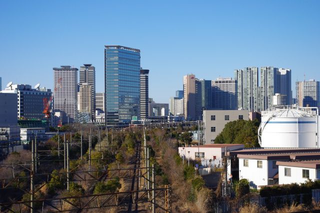 天王洲アイル方面。橋の下、湾岸線との間の層には貨物線「大汐線」や新幹線の引込み線も走っている。