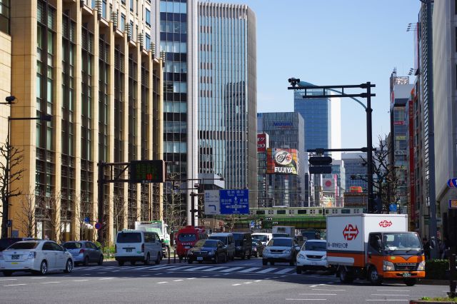 有楽町駅周辺の都心らしい風景。公園とは別世界です。都市にも公園の存在は大事だと感じました。