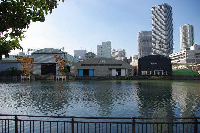 運河沿い、対岸の勝どき側の倉庫・工場とマンション群の風景。