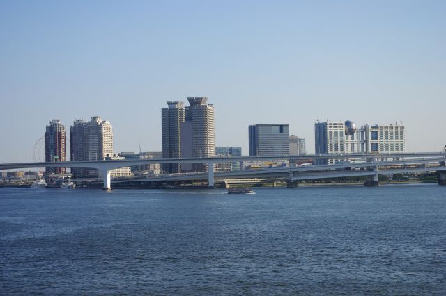 フジテレビ等お台場の中心地。背景が快晴で引き立つ臨海都市風景。