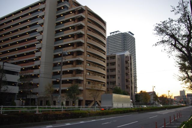 広い道路にマンション群。中高層の住宅街という感じ。