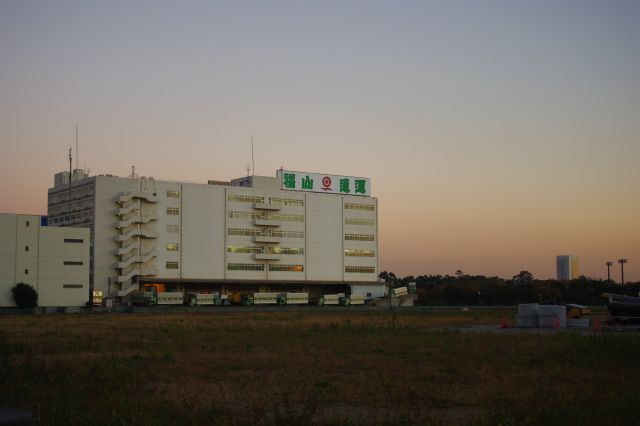 周囲は広い空き地があったり面積の広い建物があったり、臨海地区らしい雰囲気。