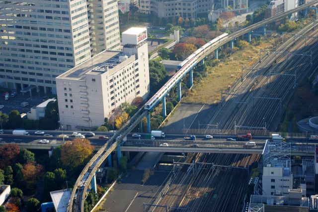 足元には浜松町から伸びる東京モノレール。