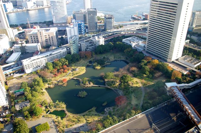 足元には旧芝離宮恩賜庭園、竹芝桟橋。