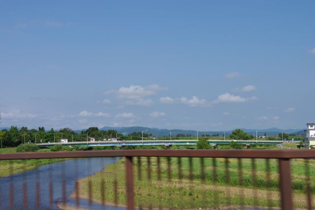 会津若松から国道121号線を北上し、ラーメンで有名な喜多方へ。道沿いどの方向も緑の自然や水田の広がる心地良い場所です。