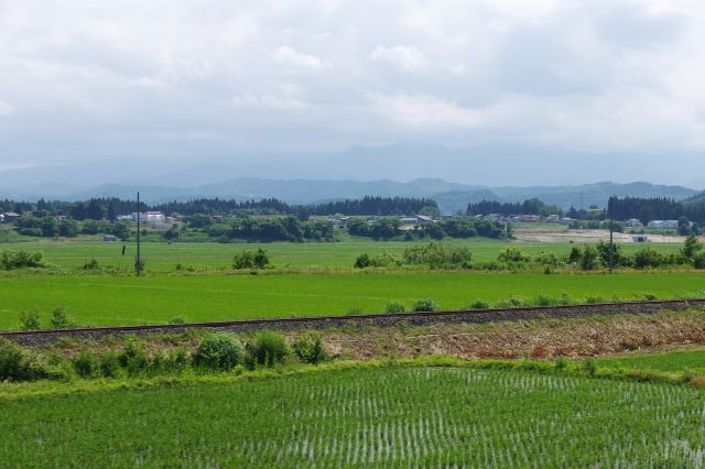 陸羽西線（奥の細道最上川ライン）沿いに美しい田舎風景を進んで行きます。