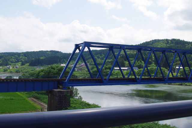 川幅の大きな最上川を渡ります。