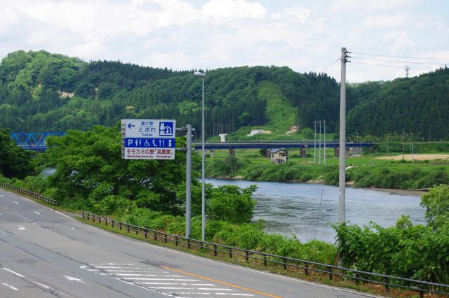 さきほどの橋と川の下流方向。青い橋が見えます。